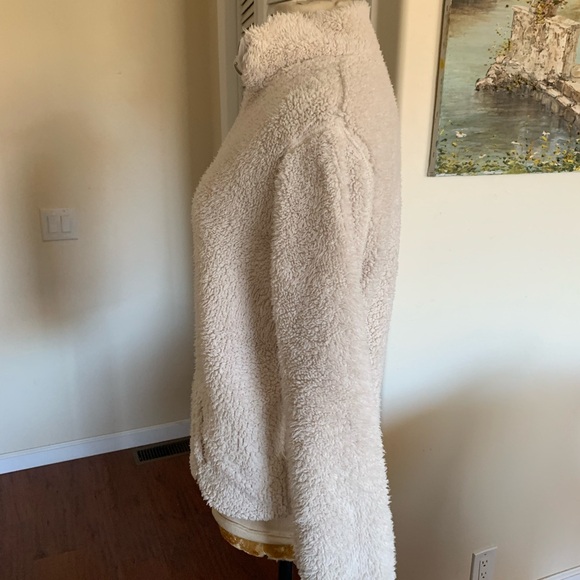 Warm, and cuddly, Sherpa top, with neck zipper, large front 2 sided pocket - Picture 2 of 5